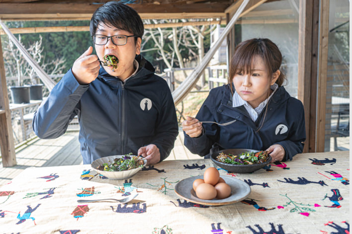 オムレツを食べるいとう養鶏場スタッフ