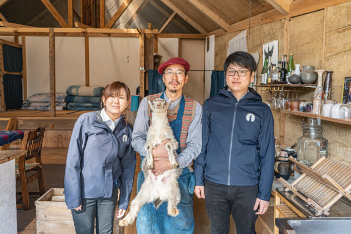 子ヤギちゃんと一緒に記念写真