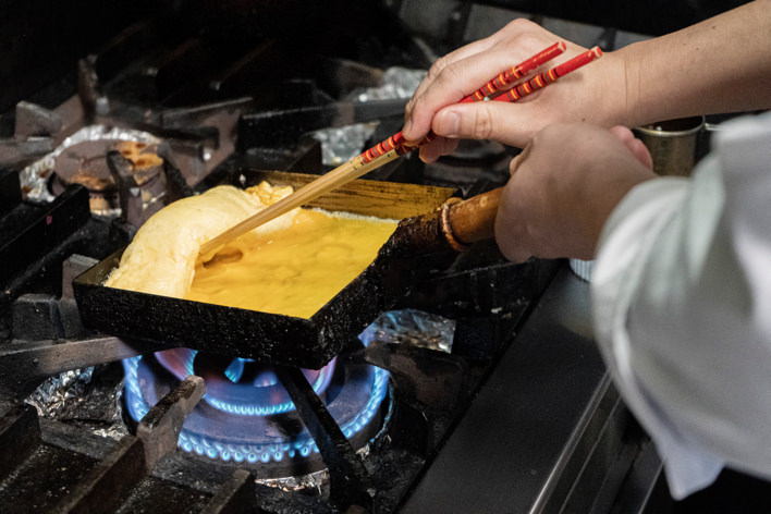 卵焼きを作る寺井さん