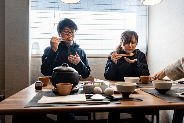 黙々と食べるいとう養鶏場のスタッフ